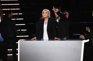 Francia, inizia la corsa all'Eliseo. Le Pen: "Fermare immigrazione"