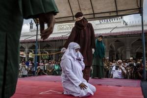 "Ha infranto la sharia". Donna bastonata in pubblico