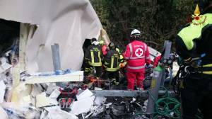 Tragedia sulla A10: tir travolge un cantiere