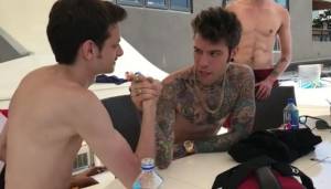 Fedez e Rovazzi si sfidano a braccio di ferro