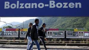 Migranti, la stretta dell'Austria: rafforzati i controlli al Brennero