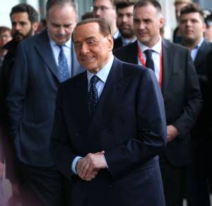 Berlusconi lancia Maroni "Ok al secondo mandato" E difende i pensionati