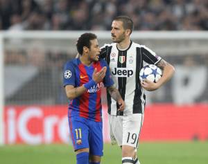 La sorella di Neymar lo consola dopo la sconfitta contro la Juventus