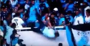 Argentina, tifoso gettato giù da una tribuna