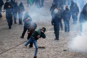 Tensione al comizio di Le Pen. Aggredito deputato a Parigi 