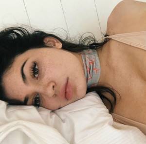 Kylie Jenner sexy: capelli fluorescenti