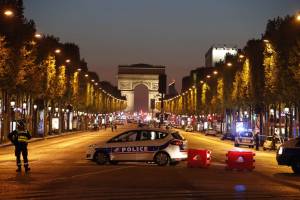 Spari sugli Champs Elysées: ​ucciso un poliziotto a Parigi