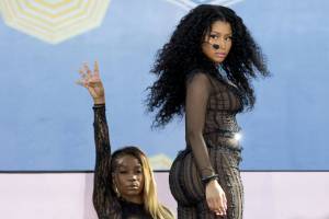 Nicki Minaj in topless per i fan