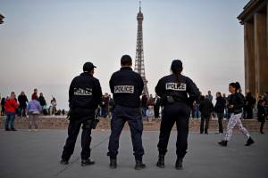 Taniche di benzina e un detonatore sotto un camion a Parigi