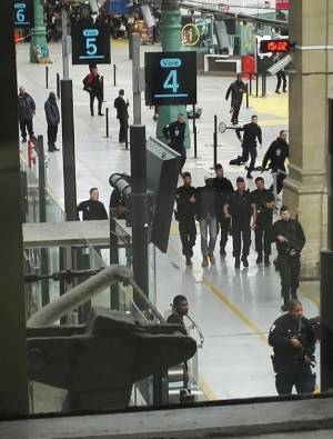 Ancora tensione a Parigi: uomo col coltello in stazione