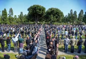 Saluto romano al Campo 10:  aggirato divieto del 25 aprile