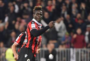 Balotelli al bar con i tifosi del Nizza: "Che emozione seguire la partita con loro"