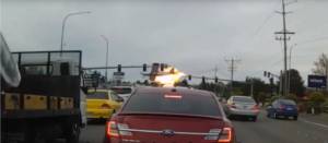 Usa, aereo si schianta in autostrada davanti alle auto ferme al semaforo