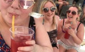 Grecia, turista 22enne beve cocktail di vodka e metanolo: resta cieca e con i reni devastati