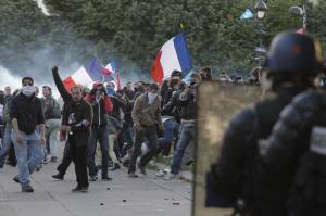 Parigi, tensioni e scontri alla prima manifestazione contro Macron