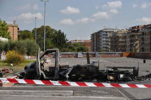 Nel camper in fiamme vivevano in 11: le vittime erano tre sorelle