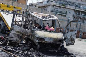 Roma, due rom indagati per il rogo del camper di Centocelle