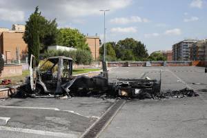 Roma, un camper di rom in fiamme nella notte: morte una ragazza e tre bambine