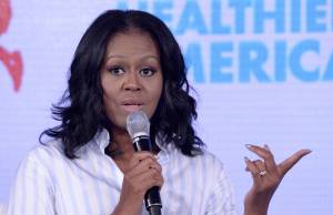 Michelle Obama contro Trump: "Cibo spazzatura? Non pensa ai ragazzi"