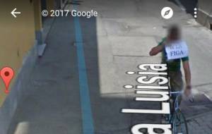 Il ciclista che beffa Google Maps con un cartello