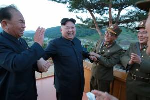 Così Kim Jong-un minaccia gli Usa: "Il missile può raggiungere le basi Usa"