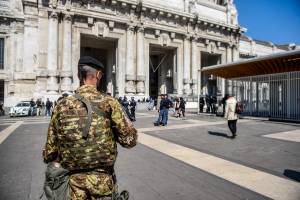 Milano, un'altra brutale aggressione: egiziano lancia pietre e aggredisce agenti in stazione Centrale
