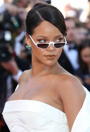 Rihanna, tatuaggi e smeraldi sul red carpet di Cannes