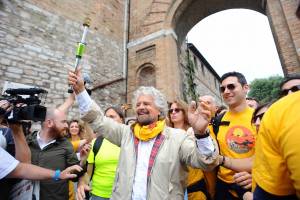 Beppe Grillo in marcia per il reddito di cittadinanza