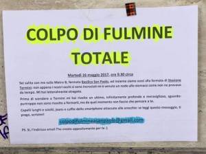 Roma, colpo di fulmine in metro. Il cartello d'amore diventa virale