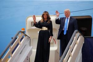 Malania Trump in Arabia Saudita senza velo: tutti i look della First Lady