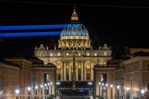 Blitz di Greenpeace a San Pietro: "Planet Earth First!"