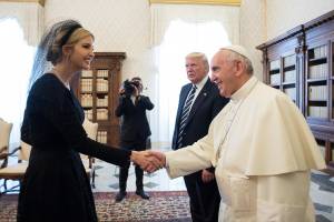 Ivanka Trump in Vaticano: velo nero per l'incontro con il Papa