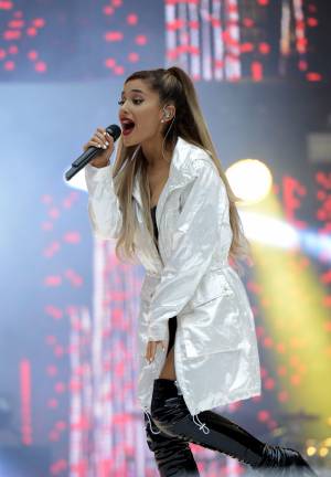 Ariana Grande torna a cantare a Manchester per sfidare il terrorismo