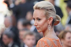 Lady Victoria Hervey a Cannes: sul red carpet è nuda
