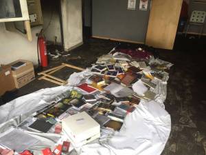 Antifascismo folle: a Modena incendiata libreria