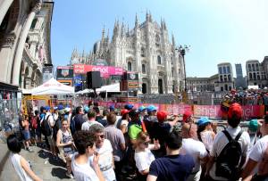 Ultima tappa del Giro d'Italia, i tifosi in attesa a Milano