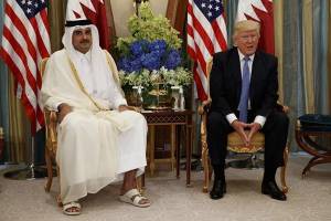 Finisce dopo tre anni l'embargo al Qatar. L'abbraccio storico fra il principe e l'emiro