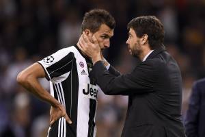 Mandzukic contro Bonucci e Dani Alves. Il croato: "Tranquilli, è un fake"