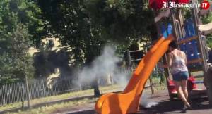 Roma, dà fuoco allo scivolo del parco e si giustifica: "Avevo freddo"