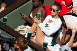 Bella Hadid al Roland Garros in versione "Basic Instinct"