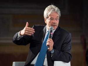 Migranti, Gentiloni all'Ue: "Eviti che la situazione diventi insostenibile"