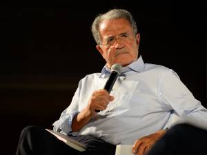 La domanda a Prodi: "Lei torna in politica?". E lui: "O dentro o fuori..."