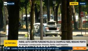 Parigi, auto esplode contro furgone della gendarmerie sugli Champs Elysées