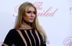 Paris Hilton hot, topless per il Selfie Day