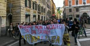 Scontri a Genova, antagonisti lanciano oggetti contro i sostenitori di Bucci