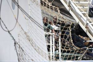 Anche le spiagge sotto assedio: a Tropea migranti tra i turisti