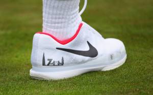 Federer a Wimbledon con lo sky-line di Londra sulle scarpe