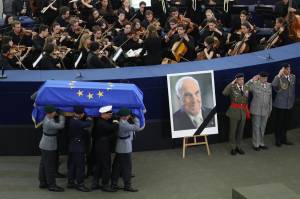 Così l'Europa dice addio a Helmut Kohl, uno dei suoi padri fondatori