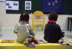 Testa nel cestino a bimba disabile. In manette maestra degli orrori