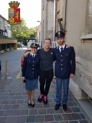 Chris Martin suona per i bimbi alla clinica De Marchi